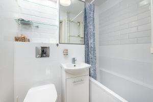 Kúpeľňa v ubytovaní Aleja Jana Pawła II 65 by Homeprime