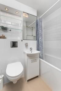 Kúpeľňa v ubytovaní Aleja Jana Pawła II 65 by Homeprime + 8 fotografií
