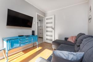 Televízia a/alebo spoločenská miestnosť v ubytovaní Aleja Jana Pawła II 65 by Homeprime