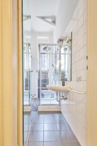 un bagno con lavandino e specchio di Classic Commenda - Porta Romana a Milano