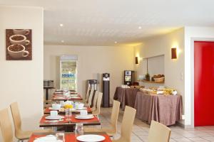 Restaurant ou autre lieu de restauration dans l'établissement Séjours & Affaires Rennes Villa Camilla