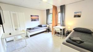 Un dormitorio con una cama, un escritorio y una mesa. en -CS24- Six rooms apartment with terrace - KP01, en Iserlohn