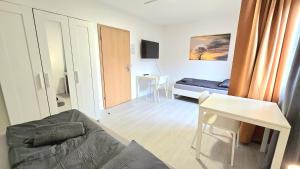 una sala de estar con un sofá y una mesa en -CS24- Six rooms apartment with terrace - KP01, en Iserlohn 13 fotos más