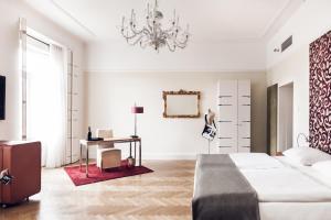 سرير أو أسرّة في غرفة في Hotel Weitzer Graz - Centre of Graz