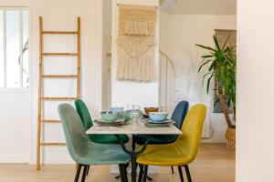 a dining room with a table and four chairs at A 600 m de la plage avec jardinet privatif in Saint-Pierre-Quiberon +21 photos
