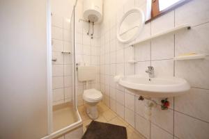 Bilik mandi di Knež - Relaxing Apartments Near the Sea on Mali Iž +34 gambar