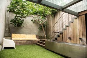 un patio con un divano, una sedia e l'erba di Family house with sauna close to the sea a Ostenda