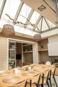 una sala da pranzo con tavolo e sedie di Family house with sauna close to the sea a Ostenda