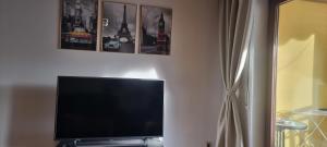TV de pantalla plana en la parte superior de una pared en K01 Apartment between Cologne and Bonn, en Troisdorf