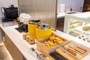 Makanan di atau berdekatan hotel