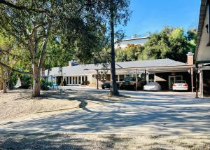 Fotografie z fotogalerie ubytování Private Entry 550sqft Studio GuestHouse ADU Big Estate View Deck Pool Gated 2Acre Oasis Female Share Indoor Outdoor Men Share Outdoor ONLY v Los Angeles