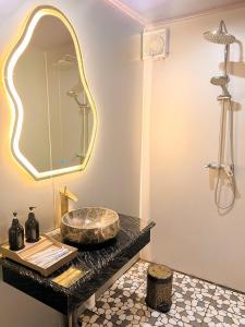 a bathroom with a sink and a mirror at Tam Coc Central Homestay-Ninh Binh in Vũ Lâm
