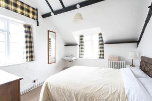 ein weißes Schlafzimmer mit einem Bett und einem Waschbecken in der Unterkunft 4 Bedroom Cottage in Wickwar, The Old Stables Guest House in Wickwar