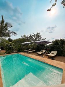 Piscina de la sau aproape de Mediterráneo Suites