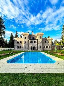 Bazén v ubytování The Castle - Your unique way of retreat nebo v jeho okolí
