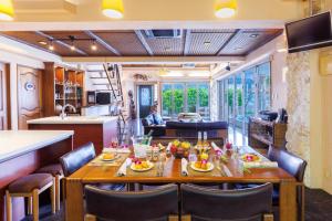 una cucina e un soggiorno con tavolo e sedie di Villa de Ocean blue SesokoClub a Motobu