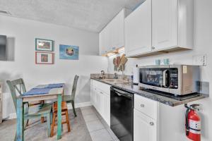 Køkken eller tekøkken på The Waterway 112 by Sea Scape Properties