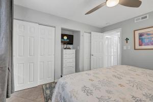 En eller flere senge i et værelse på The Waterway 112 by Sea Scape Properties