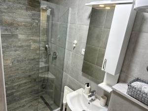 une salle de bain avec un lavabo et une douche dans l'établissement Sea Star AP2, à Bar 11 autres photos