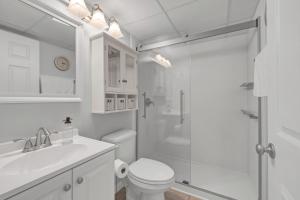 Et badeværelse på The Waterway 112 by Sea Scape Properties + 11 billeder