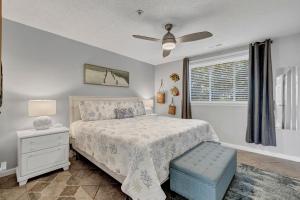 En eller flere senge i et værelse på The Waterway 112 by Sea Scape Properties