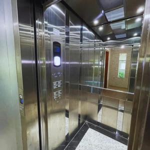 einem Aufzug in einem Gebäude mit offener Tür in der Unterkunft Residencial Alianza - Departamento de 1 habitacion 103 in Bombinhas