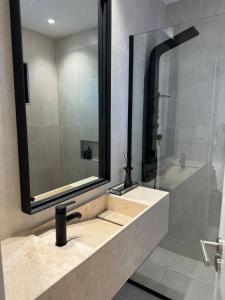 a bathroom with a sink and a shower at Departamento Avenida España in Mendoza