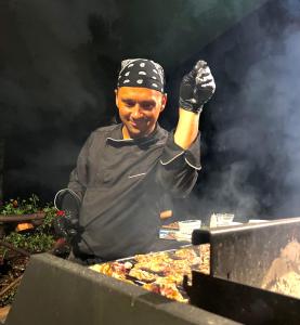 RoselloCasa del Pastore Rosello的一个人在烤架上准备食物 更多12张照片