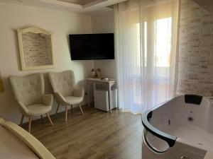 TV a/nebo společenská místnost v ubytování Royal Retreat