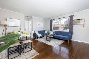 ein Wohnzimmer mit einem blauen Sofa und einem Tisch in der Unterkunft Queen Bed Apt in West Hartford in West Hartford
