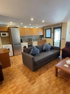 ein Wohnzimmer mit Couch und Küche in der Unterkunft Hotel Les Truites Adults only in Pas de la Casa