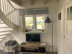 TV a/nebo společenská místnost v ubytování UNIEK Bommelgaard, guesthouse in het prachtige Rivierenland!