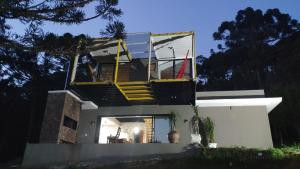 una casa con un balcone in cima di Refugio do Capivari a Represa Capivari