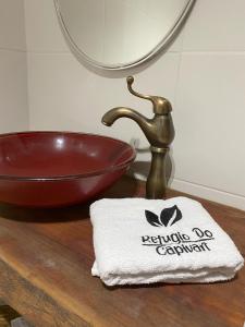 un lavandino del bagno con una ciotola rossa e un asciugamano di Refugio do Capivari a Represa Capivari