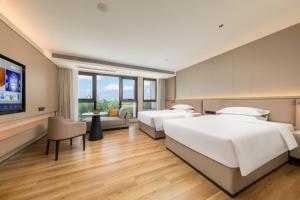 Katil atau katil-katil dalam bilik di Jiangmen Poltton Executive Service Apartment +37 gambar
