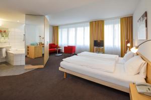 Hotel Hirschen Wildhaus客房内的一张或多张床位