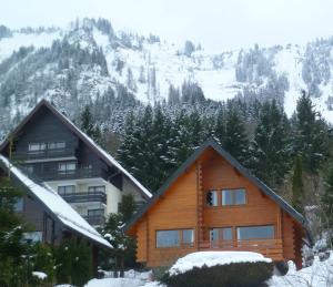 L'établissement Chalet les Alpages vue panoramique sur le lac Léman en hiver