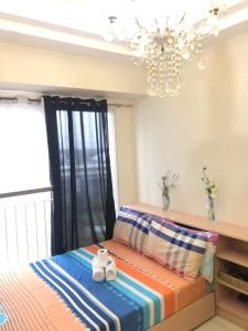 Postel nebo postele na pokoji v ubytování JRT Suites Tagaytay