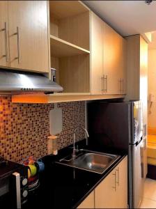 Kuchyň nebo kuchyňský kout v ubytování JRT Suites Tagaytay