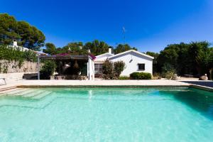 a large pool of water in front of a house at INNOUTHOME Chalet familiar con piscina privada numero u in L'Ametlla de Mar