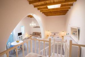 A television and/or entertainment centre at Traditional Luxury House