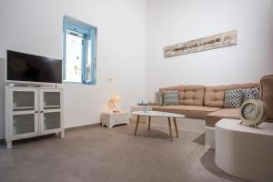A television and/or entertainment centre at Traditional Luxury House