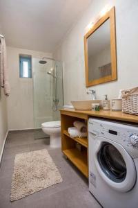 A bathroom at Traditional Luxury House