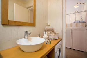 A bathroom at Traditional Luxury House
