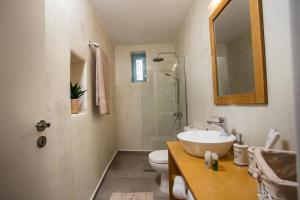 A bathroom at Traditional Luxury House
