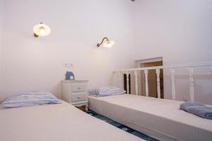 A bed or beds in a room at Traditional Luxury House
