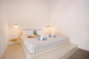 A bed or beds in a room at Traditional Luxury House