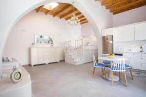 A kitchen or kitchenette at Traditional Luxury House