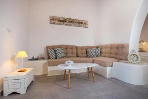 A seating area at Traditional Luxury House