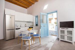 A kitchen or kitchenette at Traditional Luxury House
